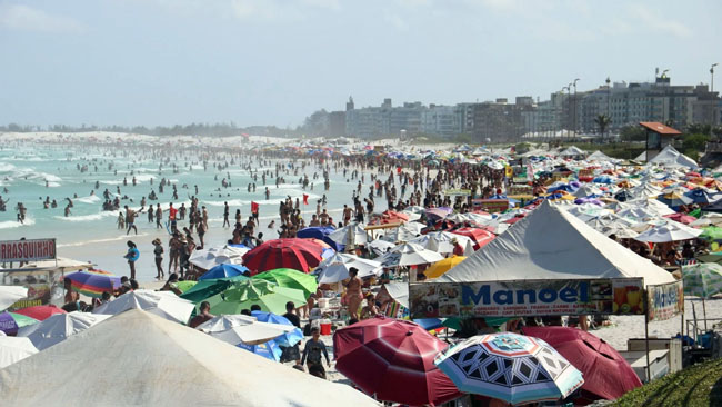 Praia do Forte em Cabo Frio lotada, na Região dos Lagos