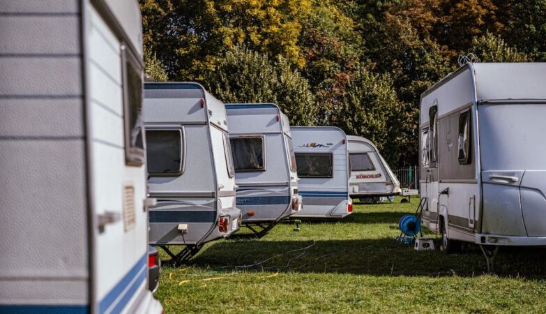 Motorhome sem lugar certo para parar? Um problema que não é só nosso! 3 Trailers estacionados no Algarve