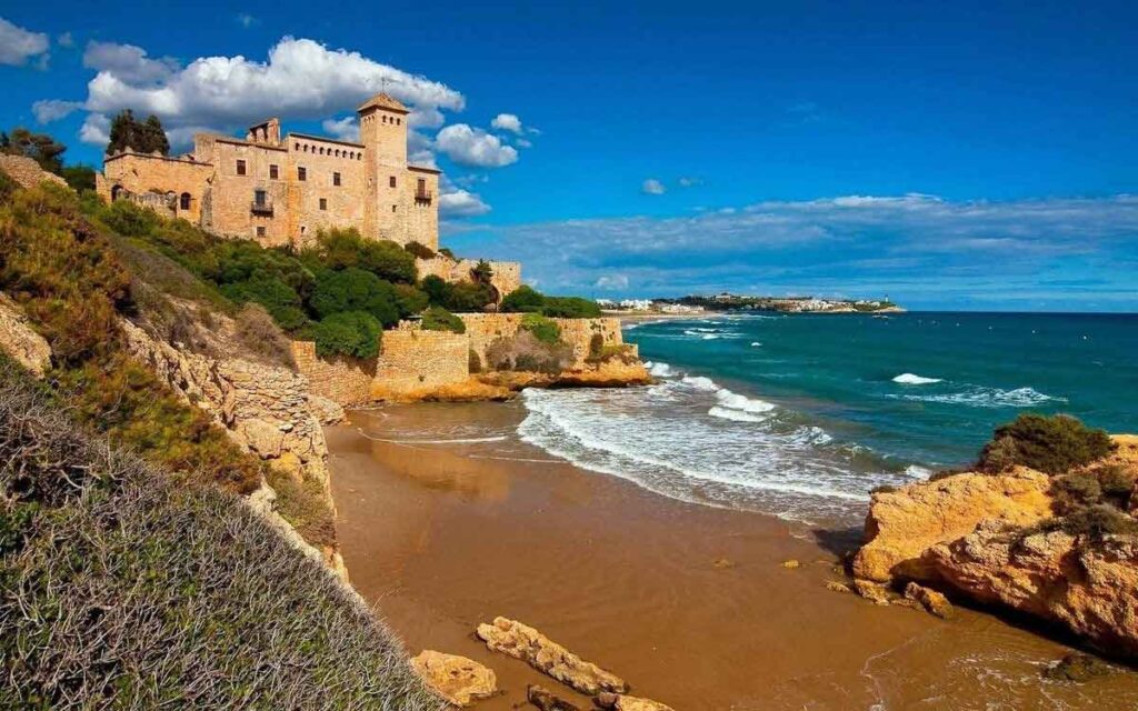Tamarit Beach Resort: O Paraíso na Costa Dourada que Todo Caravanista Precisa Conhecer 5 Castelo de Tamarit, Tarragona - Espanha