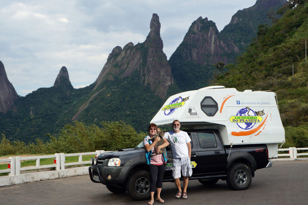 A Terceira Idade na Estrada: Como o Caravanismo se Tornou um Refúgio Contra o Etarismo 2 Nós e nossa Camper em Teresópolis, Soberbo com vista para o Dedo de Deus