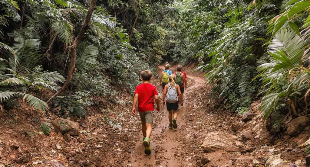 O campismo aproxima as crianças da natureza. O desafio de uma trilha é pura emoção e afastamento das telas.
